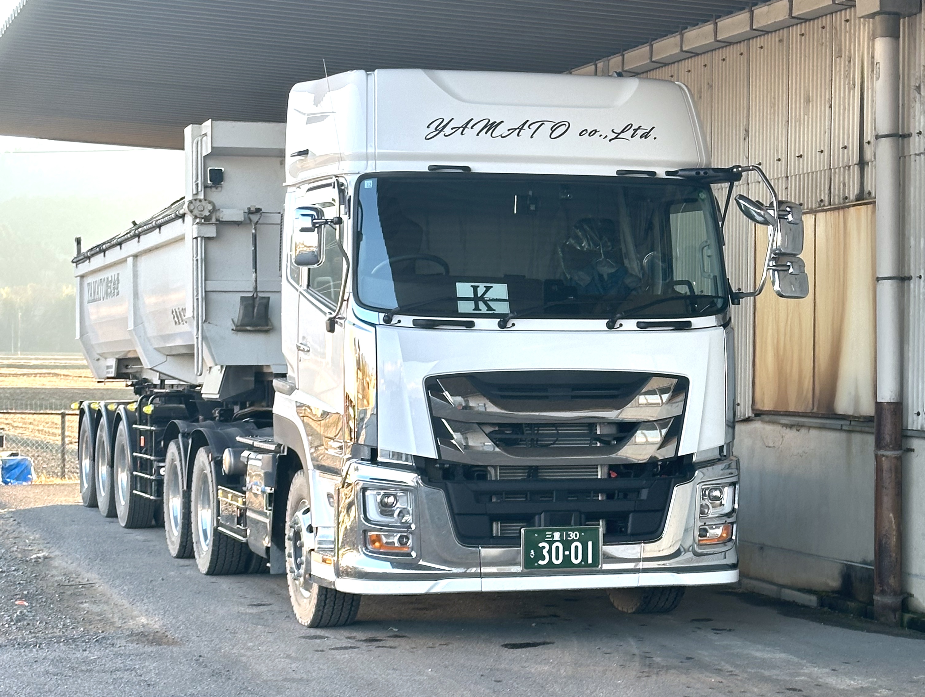 ダンプセミトレーラーによる貨物輸送