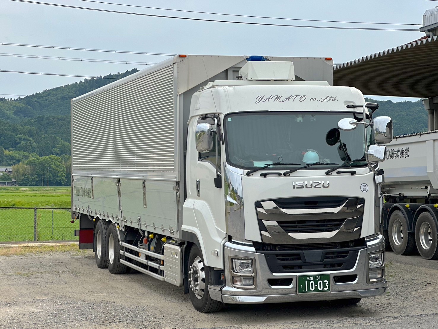 大型ウィング車（中低床）による貨物輸送