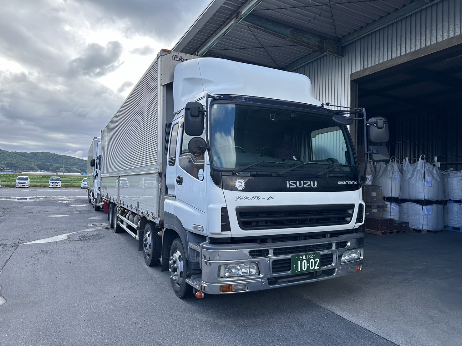 大型ウィング車（低床）による貨物輸送