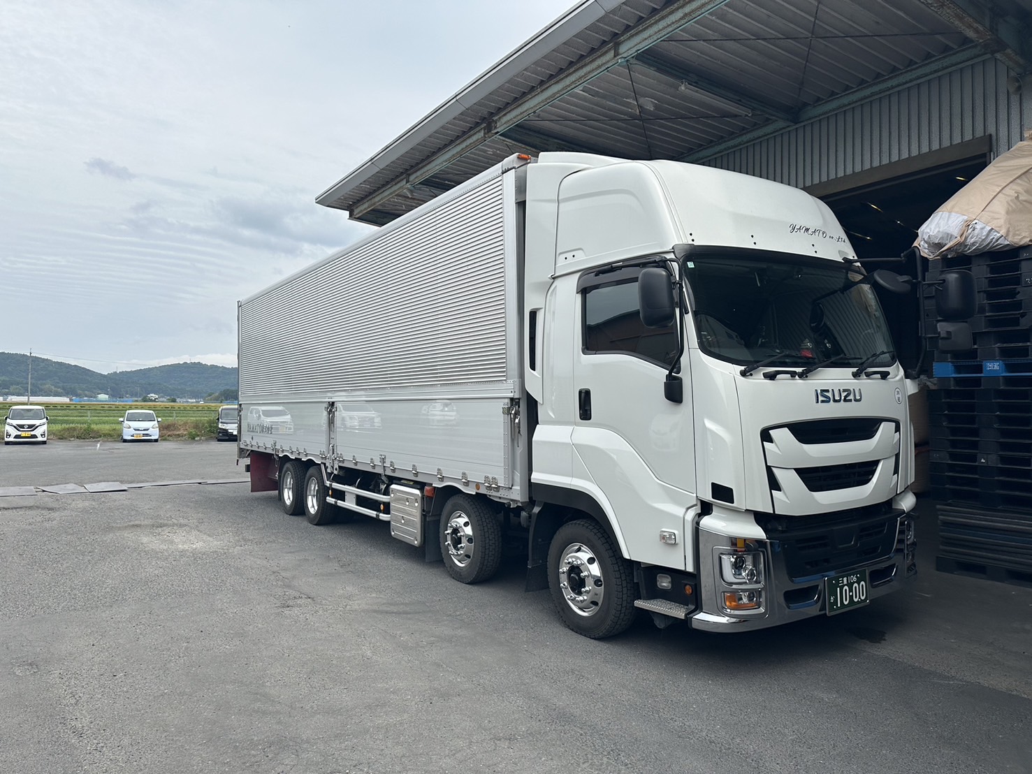 大型ウィング車（低床）による貨物輸送